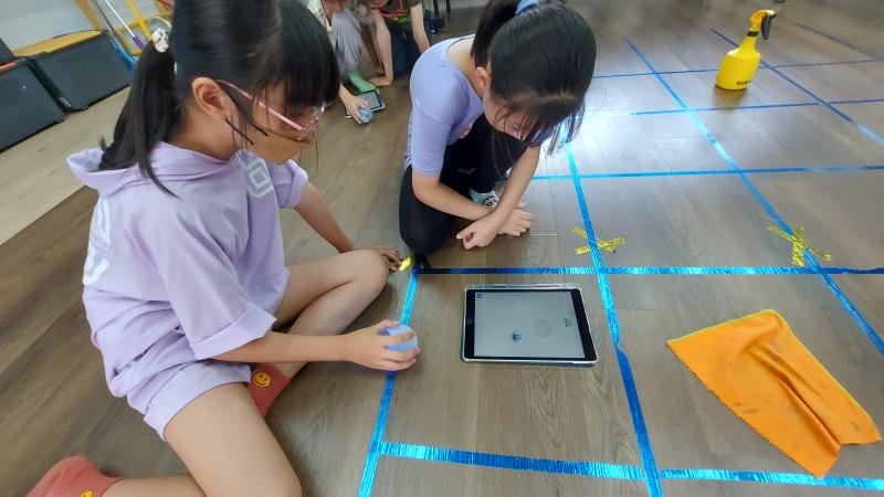 學員們透過一次次的測試、調整、發現問題、修改程式......,最後能讓機器人完成各種任務和挑戰,同時也能培養邏輯運算和創意思考。