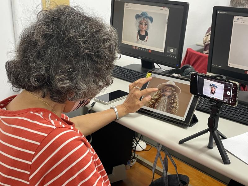 學員嚐試運用 AI 軟體進行圖像創作