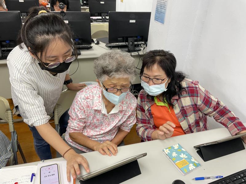 老師協助學員課堂問題排解