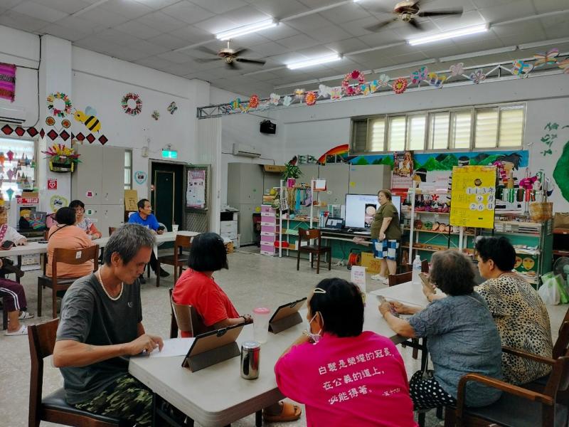 講師講解GOOGLE搜尋等翻譯功能，學員實際操作。