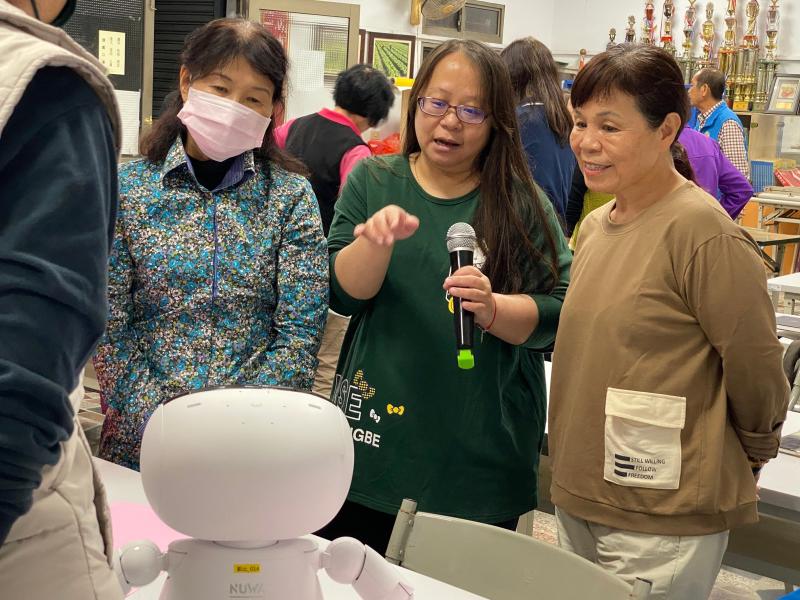 介紹凱比機器人操作。