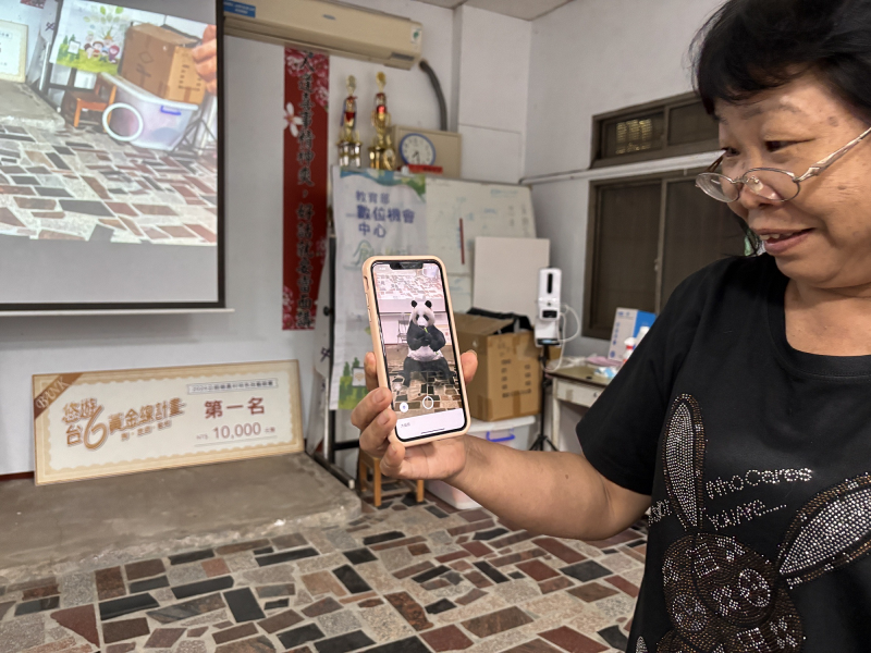 學員用手機操作3D擴允實境。