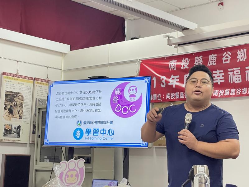 此次課程招生時也請家長帶小朋友一同來參與，不單純是數位課程還增添親子DIY元素，讓學員在學習數位新知的同時，也能夠有親子DIY動手的參與感，此次課程有許多新學員，講師在開始時同時也介紹鹿谷DOC的計畫，也邀請學員加入我們的社群，未來能夠更快