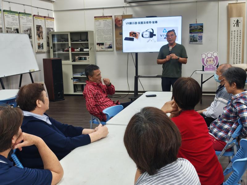 傳統導覽結束後,回到教室講師分享除了傳統導覽現在也能透過新興數位科技VR與傳統導覽的結合讓導覽的過程有別過往的,頭戴裝置讓參與者在室內也能如同身歷其境,並且讓獨旅或非團體旅行者也能夠有良好的導覽體驗