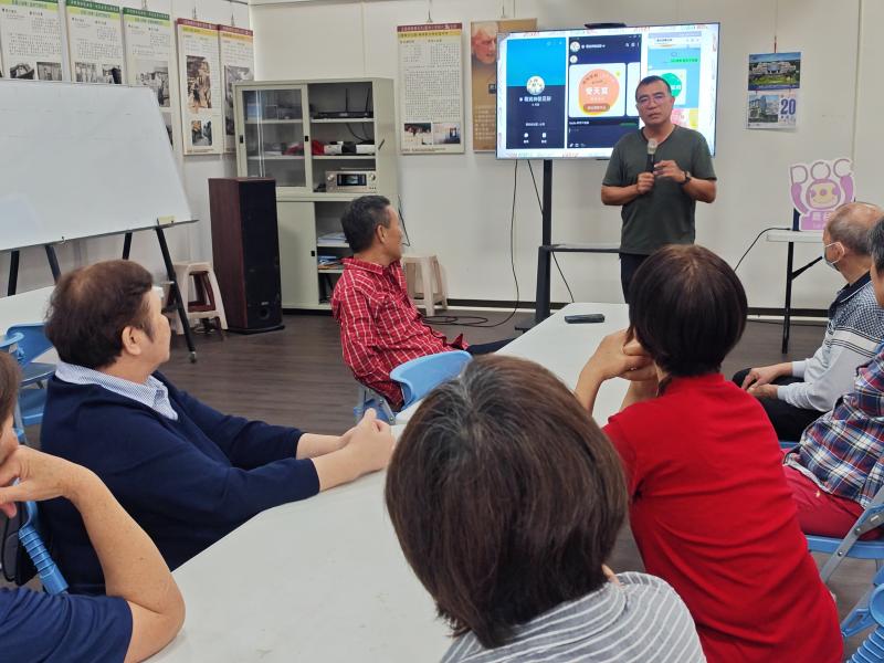 此外,讓學員利用手機體驗互動型導覽遊程,透過鄰近的新民DOC製作的 LINE@ 串聯 VR 導覽,讓學員更深入了解智慧觀光的運作模式。由於許多學員本身也是導覽人員,因此特別邀請大家在體驗後分享自己的想法,討論未來廣興村或鹿谷鄉的 VR 導覽