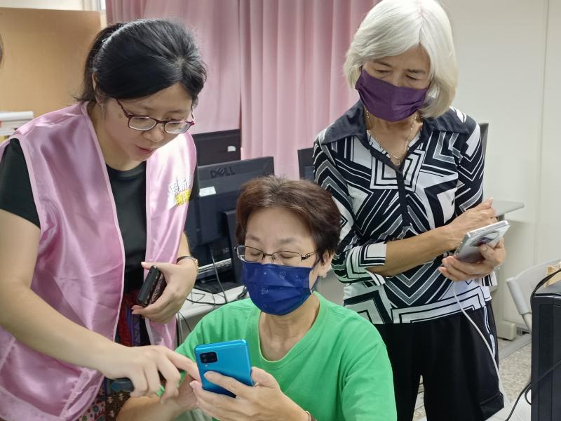 講師指導學員手機設定的操作步驟