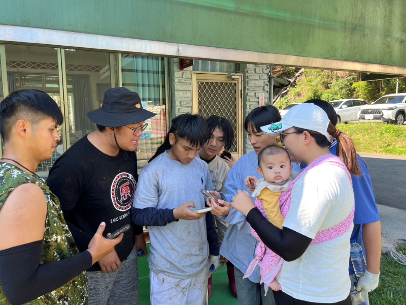 教導學員如何透過手機進到官方公告原住民族傳統智慧創作專用權之平台進行資料查找，提昇學員透過3Ｃ自主查找資料之學習方法。