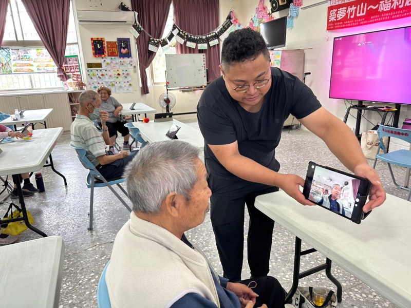 教學過程中,講師指導學員使用平板電腦進行拍照與基本照片編輯,包括美顏、濾鏡應用與構圖調整。透過動手操作,學員熟悉數位影像處理技術,體驗到數位工具在生活中的實用性與趣味性。