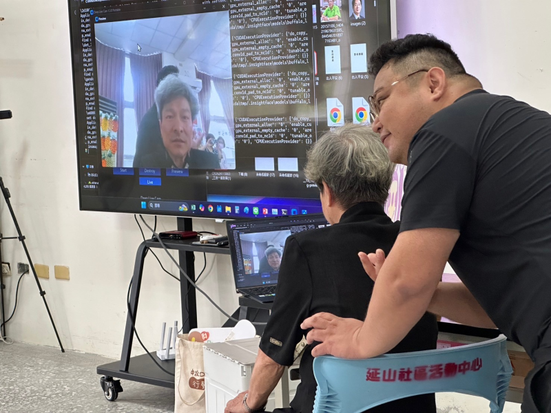 課程最後,學員體驗了AI換臉技術的應用,包括影片與直播中的實時換臉功能。學員藉由將自己的臉變成明星如劉德華,親身感受到AI技術的驚人效果,同時理解其可能帶來的倫理與媒體影響。