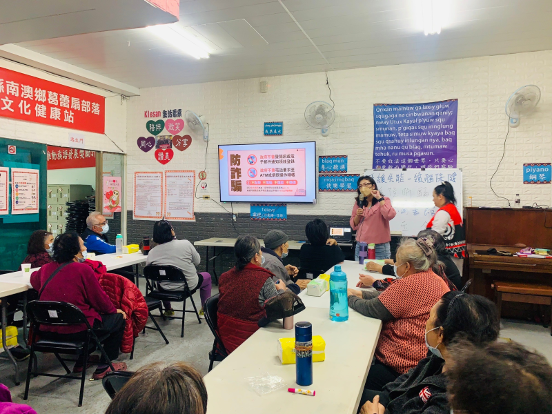 課堂中安排了互動環節,讓參與者模擬處理可能的詐騙情境,並進行討論與經驗分享