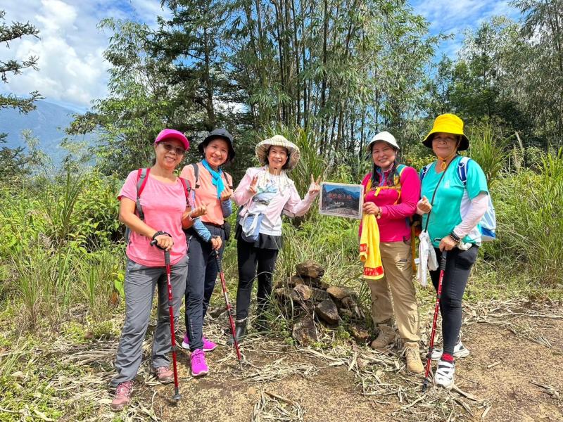 活動中，長輩展現了體力與毅力，為年輕一代樹立了榜樣，以新鮮的視角觀察自然，充滿好奇與熱情。