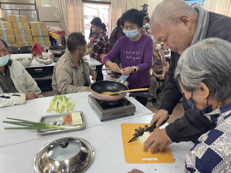 守城種植茭白筍已超過40年，嘗試過各式各樣製作茭白筍料理的方式。小欣老師設計了應景聖誕節氛圍的紅綠彩遭白筍和茭白筍水煎包。大家都感到耳目一新。