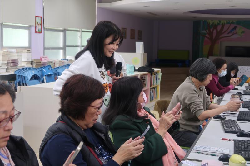 陳育稘老師正在回答學員排版及操作問題