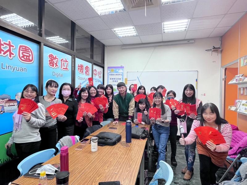 學員高興合影拿著自己製作的燙金紅包袋送給自己家人或收藏。