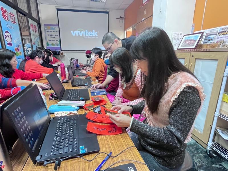 經過貼付燙金指和耐熱紙膠布，才能完成最初步驟。