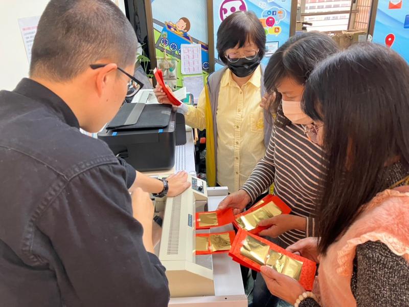 助理老師戴國倫指導學員用護背機製作燙金紅包袋。