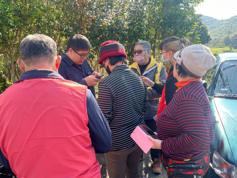 學員們非常認真地調整角度拍照，老師則耐心地逐一指導，讓大家能辨別拍出各種的作品。