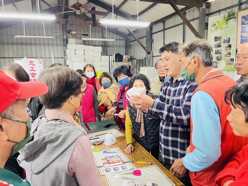 輸出的轉印紙仔細貼附在馬克杯上,確保位置準確