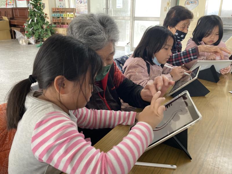 祖孫共同創作好溫馨