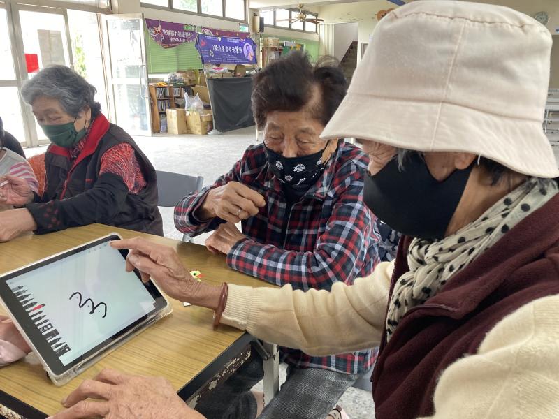 銀髮學員認真學習