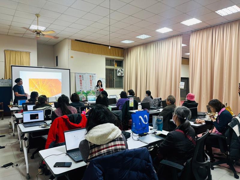 2025年的第一堂課程*金喜小龍年-燙金紅包袋*，這次特別教大家製作蛇年燙金紅包袋是一個結合傳統與創意的過程。