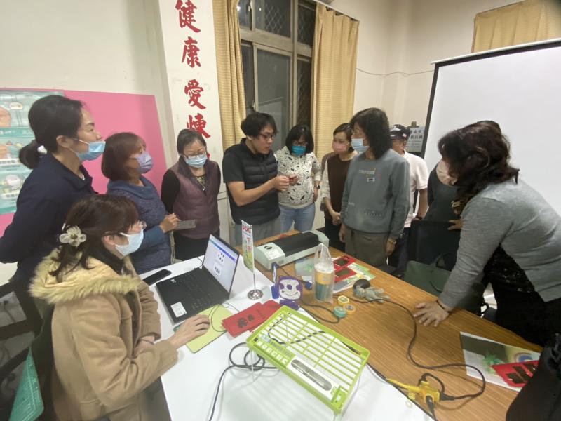 老師在說明燙金的部分，什麼是燙金？燙金的起源與應用，燙金工具介紹與使用方法，基本燙金技巧的實操練習與燙金技巧的應用。