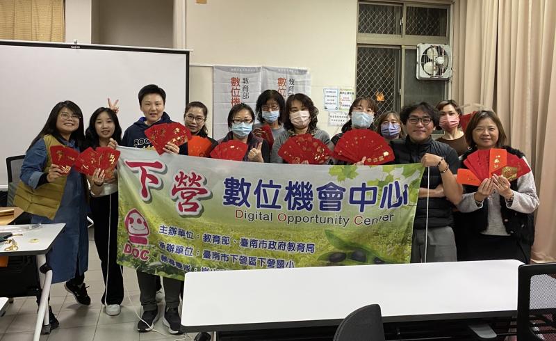 大家都好棒喔！完成自己動手打造屬於你的專屬獨一無二燙金紅包袋。不只是傳遞祝福的工具，更是一個絢麗多彩的藝術品。