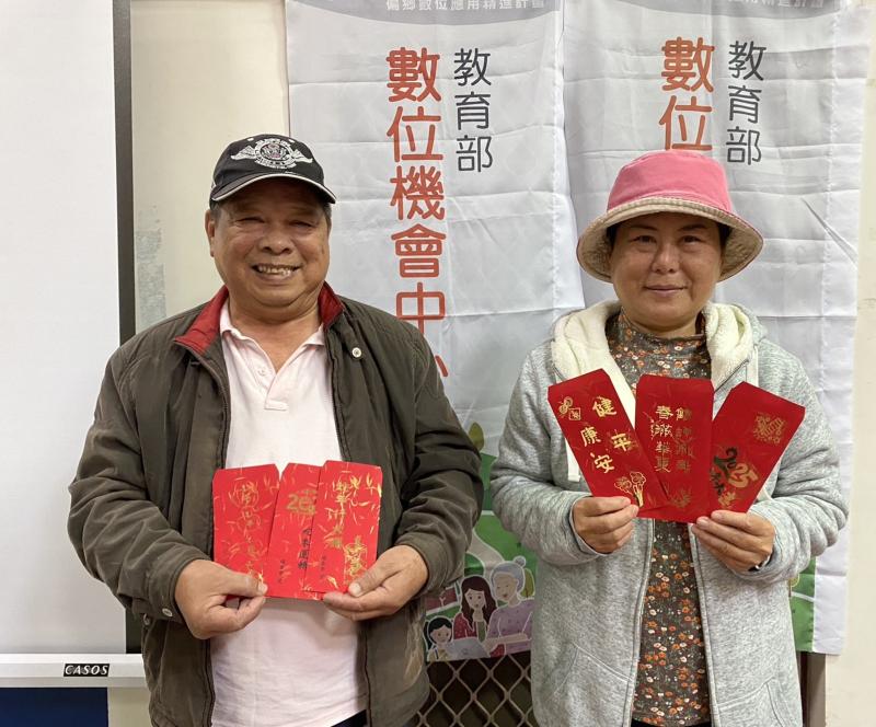 70歲的阿伯帶67歲的太太一起來學習。好棒喔！