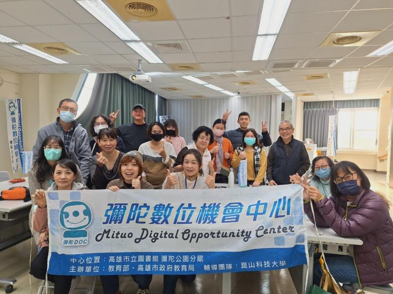 學員們跟講師，快樂合拍2025年彌陀DOC首發課程大合照。