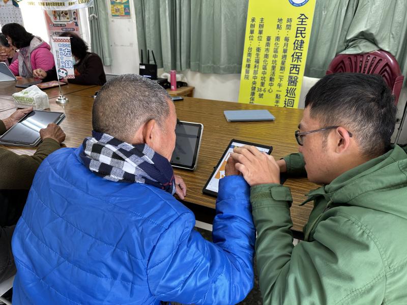 講師教導學員處理紅包袋上的圖案