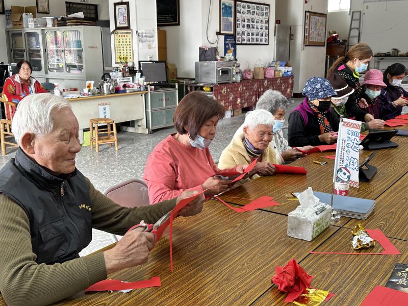 長輩們專心剪紅紙