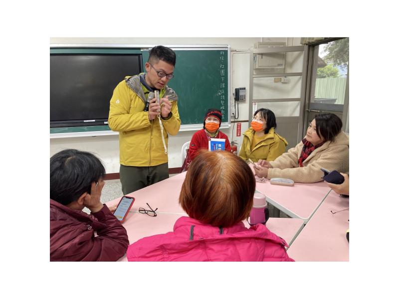 老師教導學員下載APP並設定悠遊卡支付