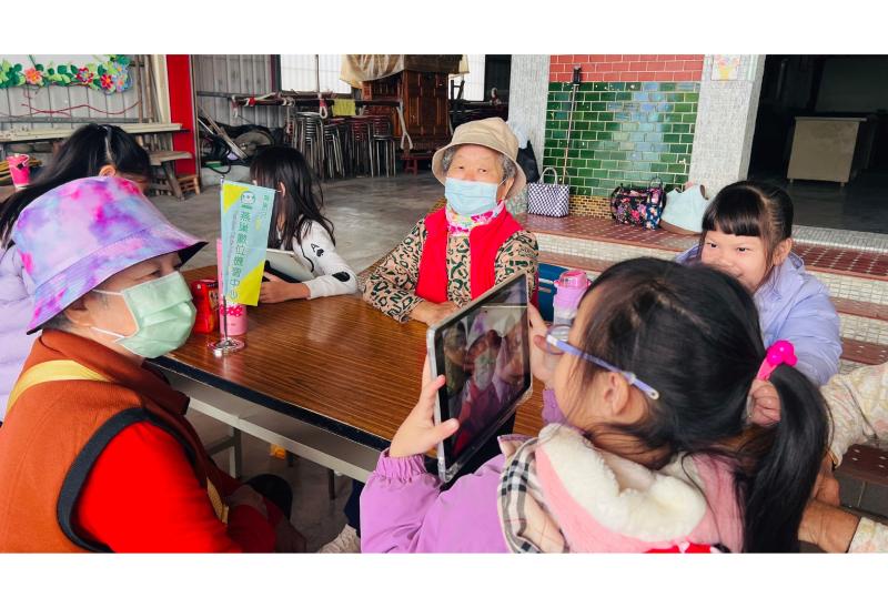 祖孫共學的樂趣,小朋友現場用平板幫阿嬤拍照.利用體驗APP變臉