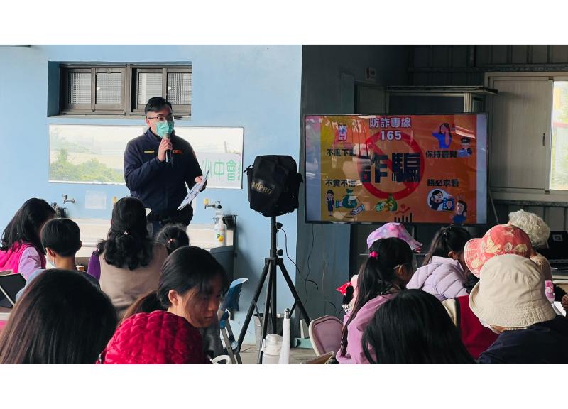 高雄市警察局燕巢分駐所的所長蒞臨現場,講解詐騙真實案例,如何加強防範意識,保護自己和家人財產安全