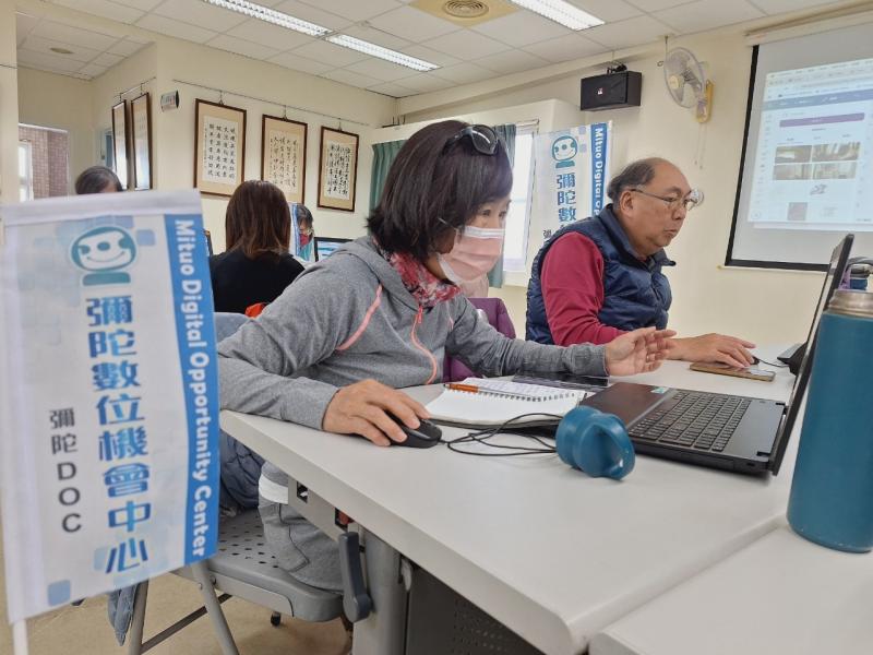 長輩學員們輕鬆上手線上編輯軟體。
