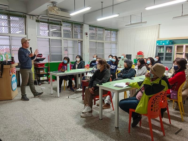 賴政達老師於課程中，介紹了光圈、快門及ISO感光值的介紹。