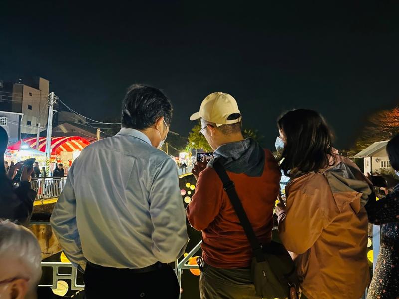 課程中帶領學員實地到燈會拍攝，並於拍攝當中，細心地與學員解說及回答問題