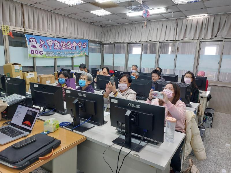 同時始開始練習上使用手機來縮時攝影拍攝