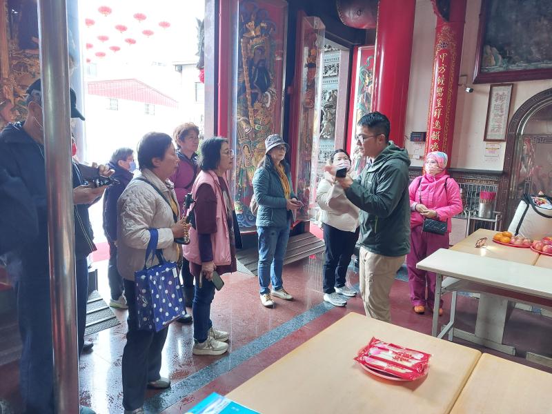 老師帶領大家到附近的廟宇實際練習縮時攝影的拍攝