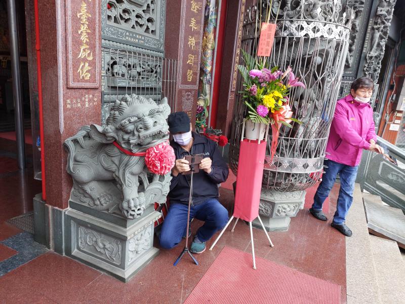 學員專注的找出自己想要拍攝的角度與地點,要拍出屬於自己風格的影片