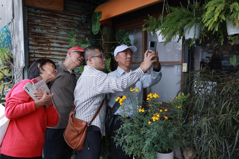 講師教學員操作手機拍攝功能