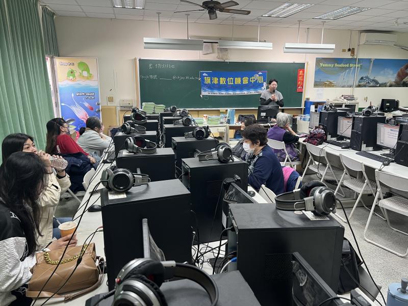 學員操作電腦編輯影片