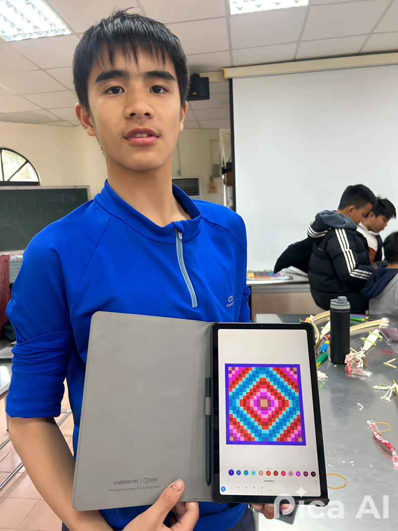 學員們利用平板進行圖文繪製