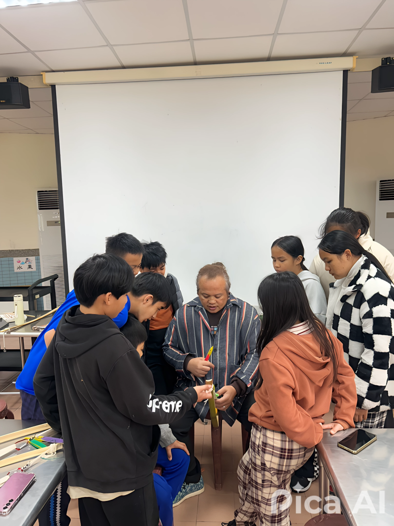 學員們利用平板進行圖文繪製