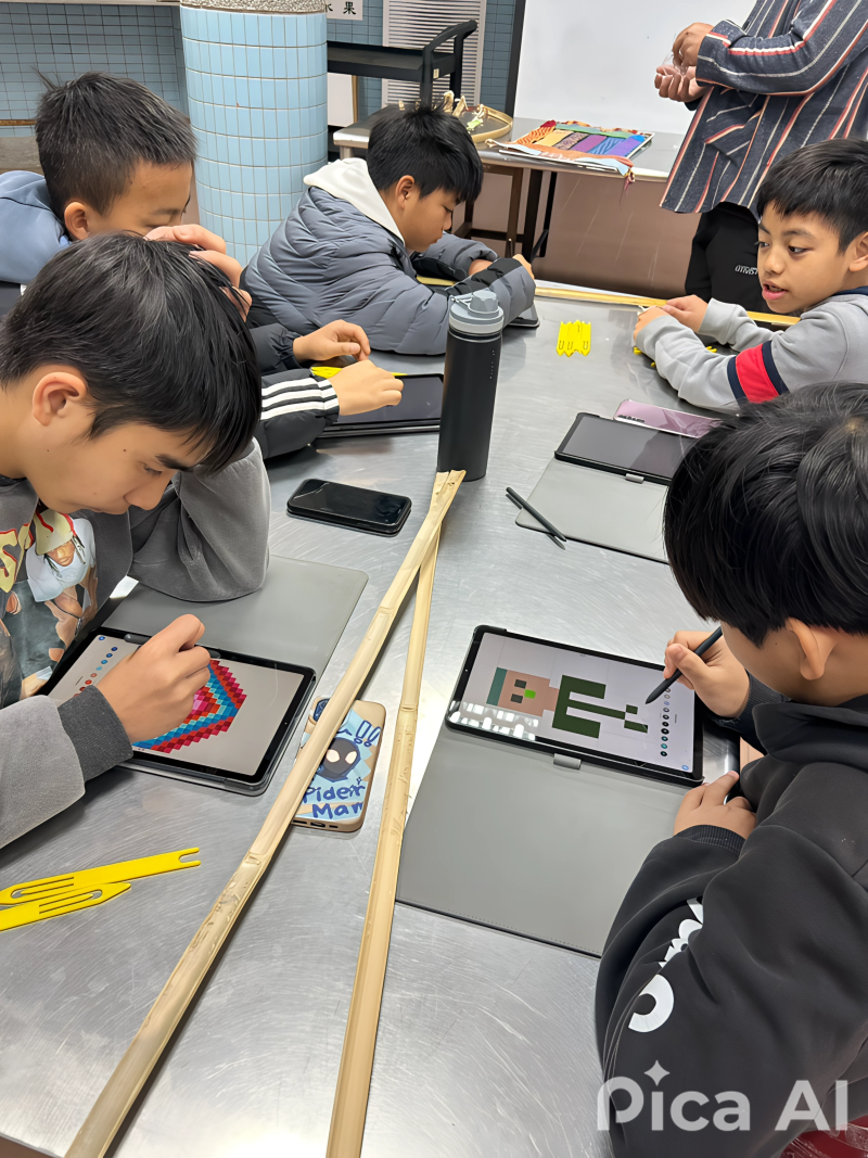 學員們進行弓織實作