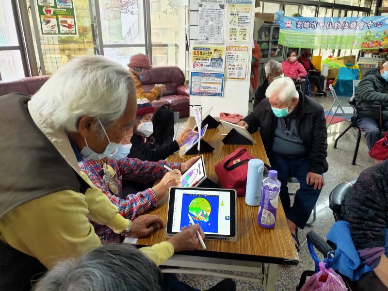 長輩們可以運用平板完成電繪圖畫