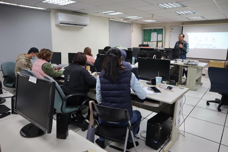 在教室中分享影像紀錄及課程實作