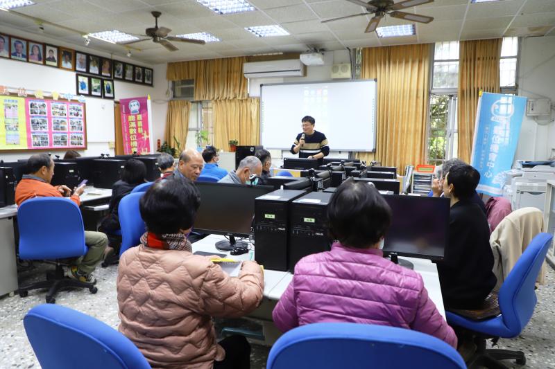 民眾踴躍來上課