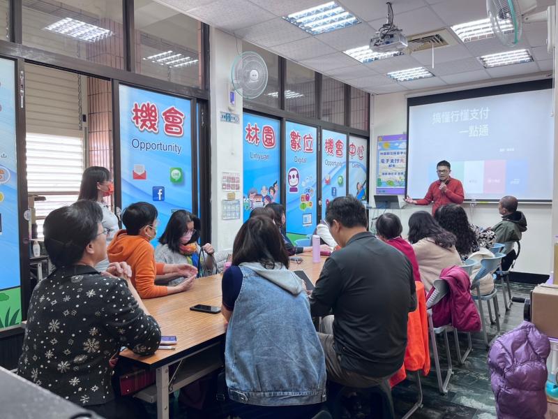 講師賴政達指導學員了解電子支付的基本概念與運作方式。