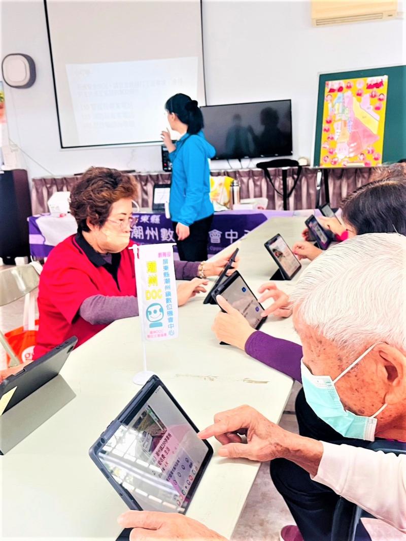 珊永老師教導彭城社區長輩「110視訊報案」 App劉爺爺覺得很新奇 讓未來需要報案的時候，可以直接拿出這個「110視訊報案」讓員警聽得到聲音也看得到畫面，使報案更快速方便。  珊永老師也溫馨提醒，本系統是利用電話網路訊號傳輸，如在地下室、偏